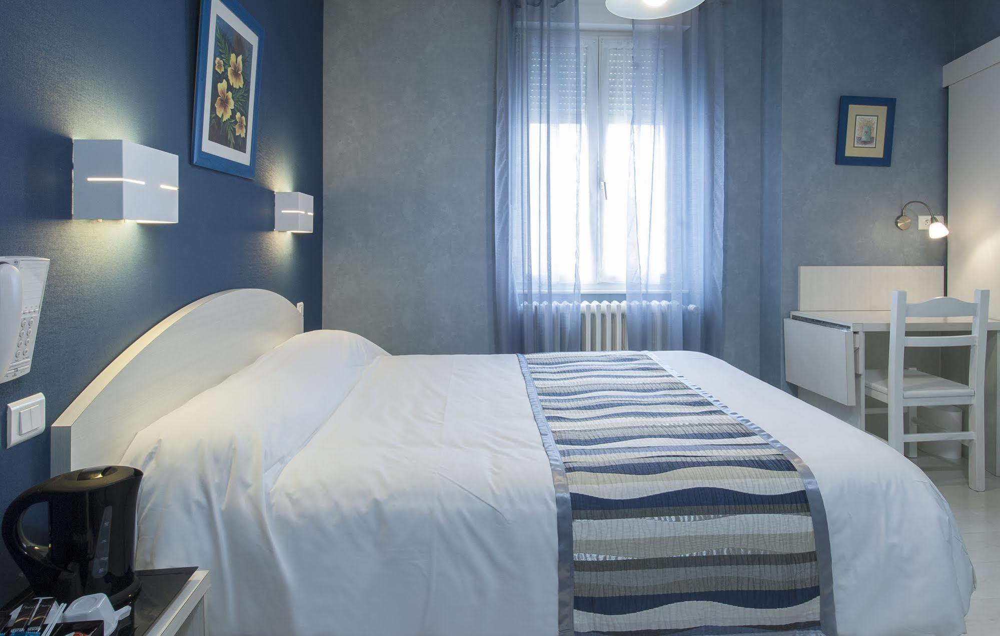 Logis Hotel Restaurant Cazes Arazat Laissac Exterior foto